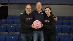 Yhteistyötä aloittamassa Espoo Metro Areenalla PinkkiBasketin toimitusjohtaja Mikko Mäntylä, Koripalloliiton kumppanuus- ja tapahtumajohtaja Timo Vertio sekä PinkkiBasket valmentaja ja Susiladies-lähettiläs Saara Wahlgren.